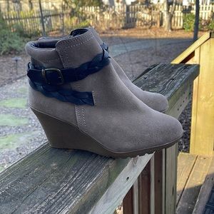 White Mountain Isabella suede wedge booties